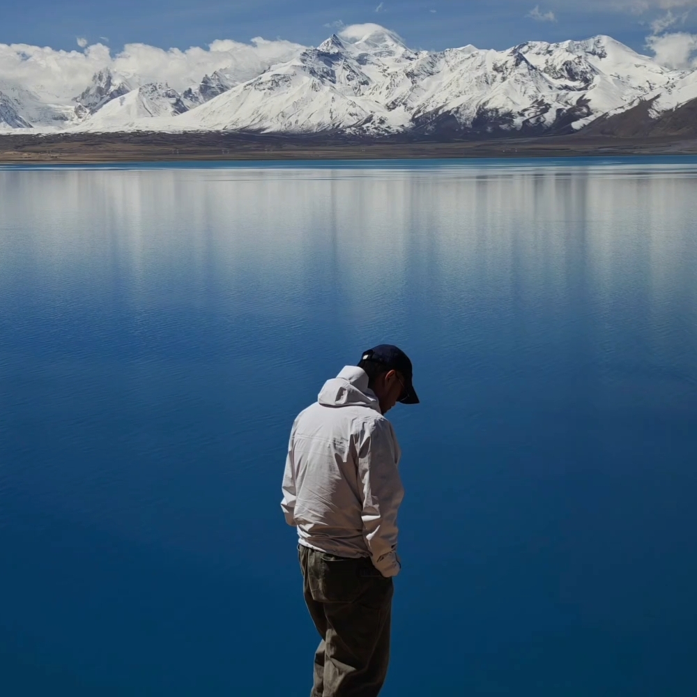 MaxHou 在雪山湖泊前的剪影